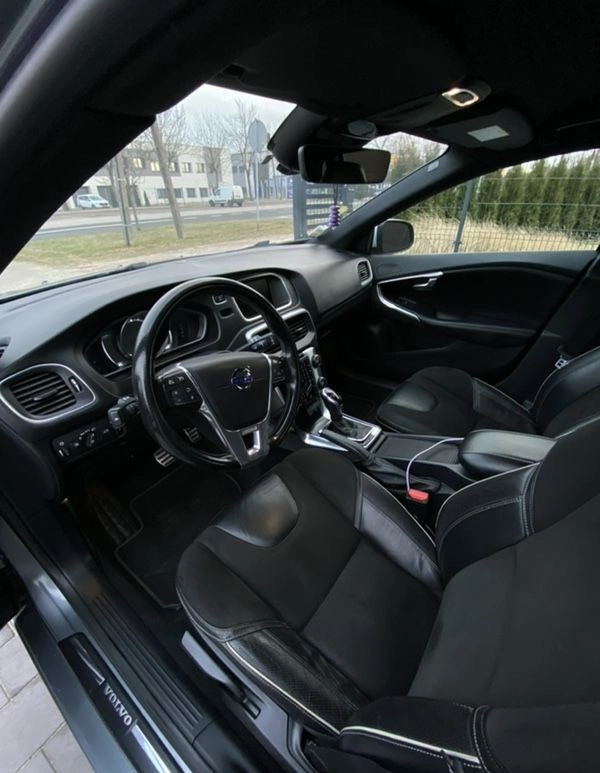 Volvo V40 cena 44900 przebieg: 211000, rok produkcji 2015 z Wrocław małe 67